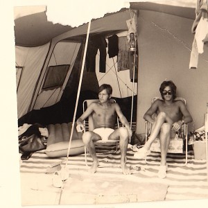 KOM IN DE TENT KOM IN DE TENT DAAR KUN JE mm VOOR EEN CENT